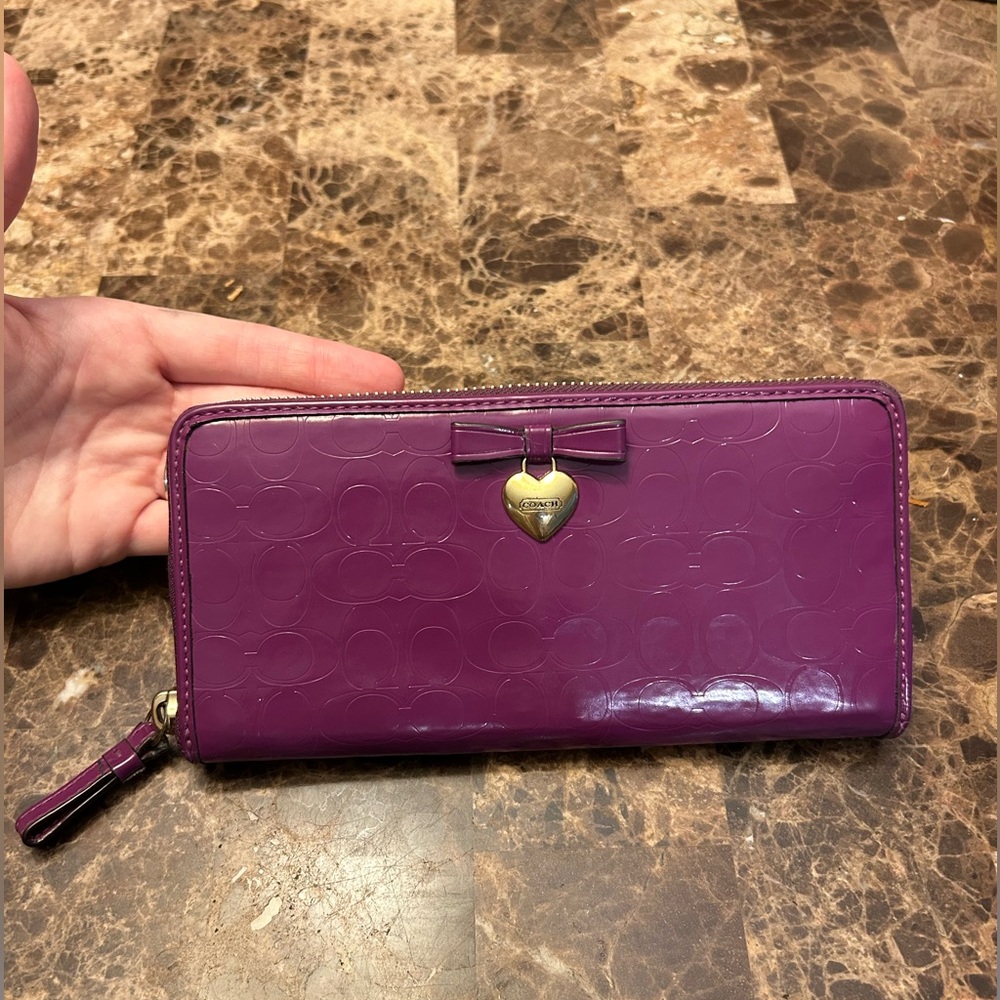 Coach F49508 Patent Signature Iris
Purple Long
Bow Heart Zip Wallet (2012-2013)